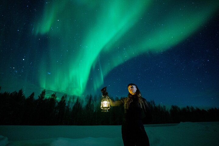 Nordlichtjagd mit Lapin Taivas in Rovaniemi im beheizten Mercedes-VIP-Van, kleine Gruppe von max. 8 Personen, Profifotos inklusive