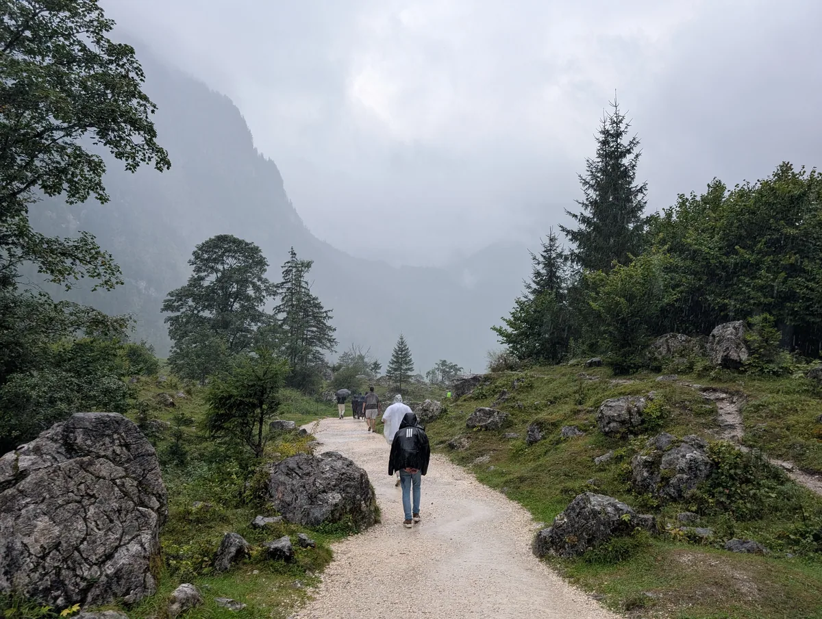 Le sentier de l'Obersee dans la brume Randonneur seul sur le sentier rocheux menant à l'Obersee, un matin de brume dans le parc national de Berchtesgaden.