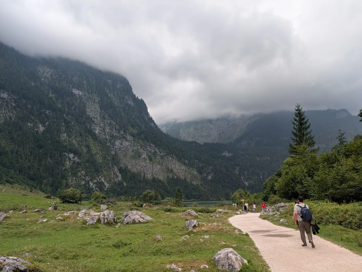 Le sentier de Salet vers l'Obersee Randonneurs sur le sentier plat et large qui relie le débarcadère de Salet à l'Obersee, en quinze minutes de marche.
