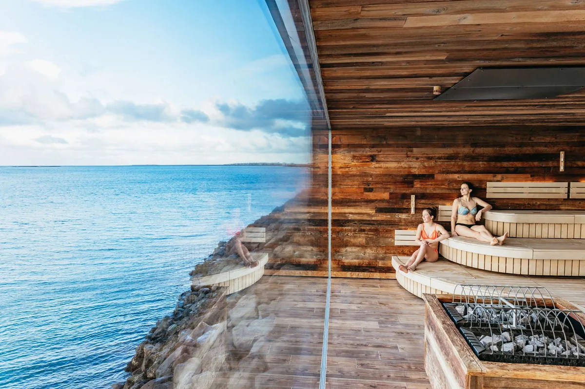 Sky Lagoon Reykjavik con traslado en autobús desde BSI ritual spa 7 pasos