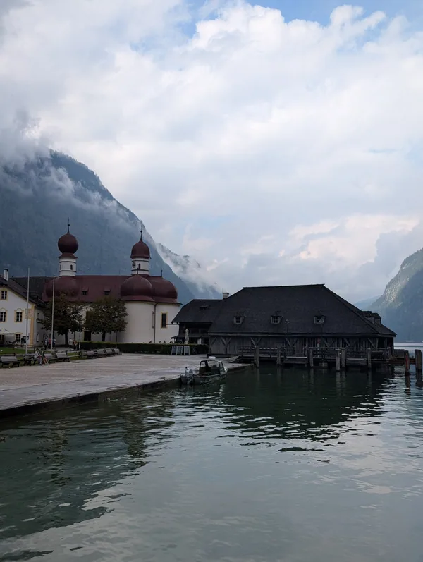 Le ponton de St. Bartholomä au Königssee Le ponton d'accostage de St. Bartholomä avancé sur le Königssee, avec les coupoles de la chapelle à l'arrière-plan.