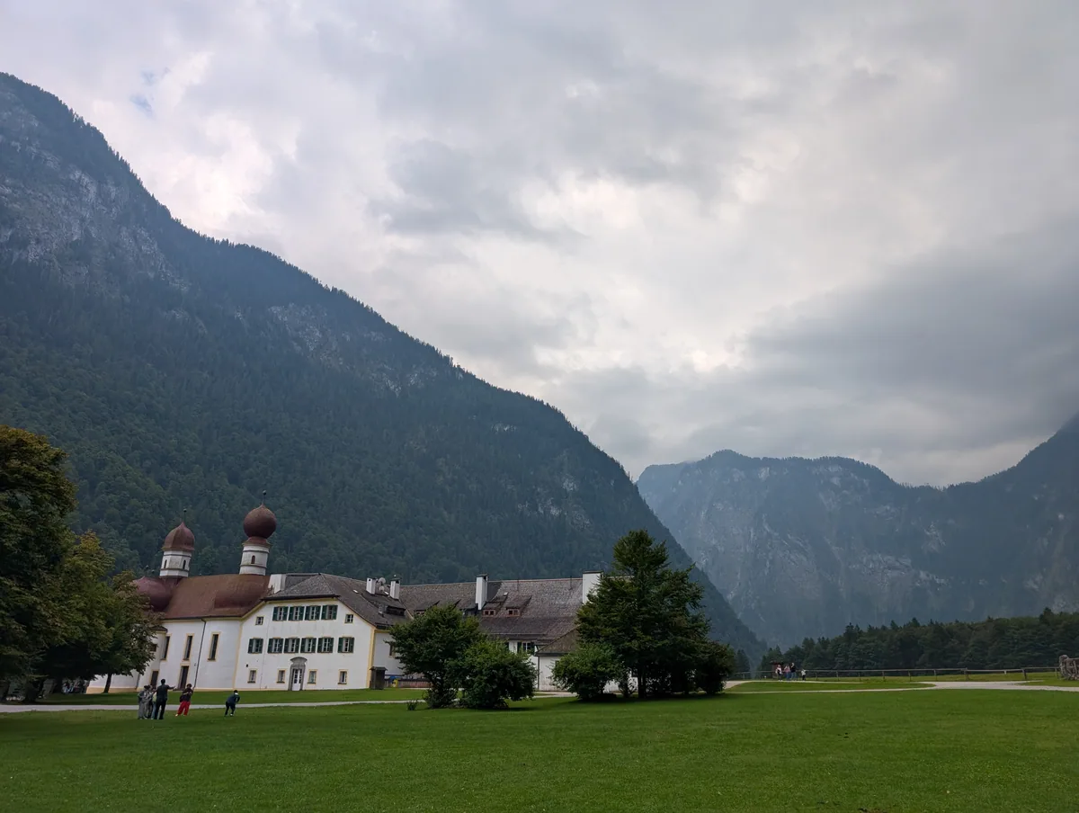 La presqu'île de St. Bartholomä au Königssee La chapelle St. Bartholomä isolée sur sa large prairie, cernée par les montagnes du parc national de Berchtesgaden.
