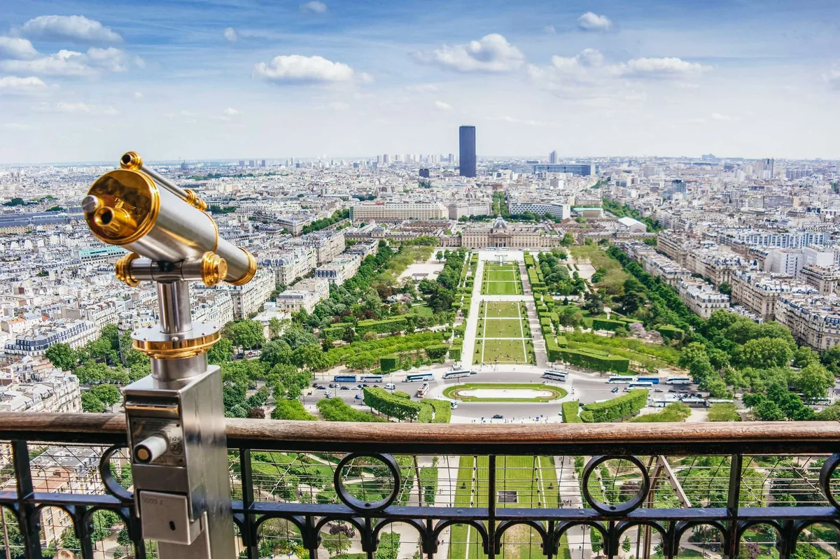 Visite guidee Tour Eiffel avec acces au 2e etage ou au sommet a Paris