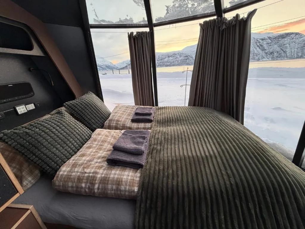 Alpan Apartments Lyngenfjord — apartamentos de 4 estrellas en Olderdalen a orillas del fiordo de Lyngen con sauna, jacuzzi exterior y vistas a las montañas