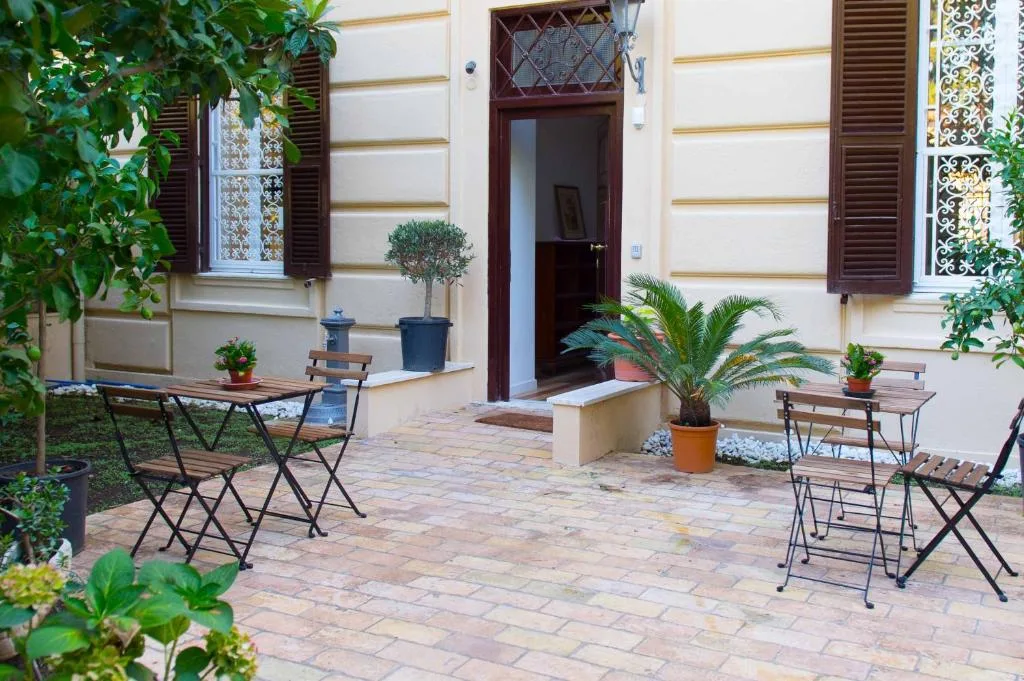 B&B Domus Aurea Rome — chambre d'hôtes Via della Domus Aurea quartier Monti à 6 minutes à pied du Colisée avec petit-déjeuner italien servi en chambre