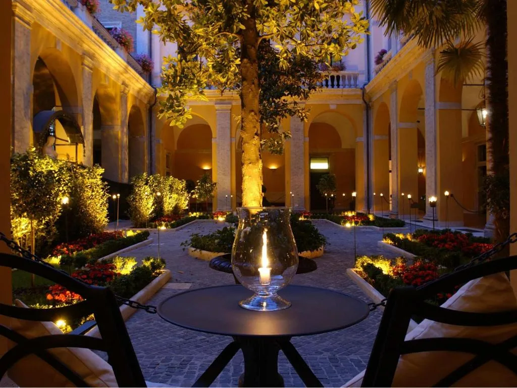 Palazzo Cardinal Cesi Rome — palais XVe siècle Via della Conciliazione avec cour privée jardin et petit-déjeuner servi dans l'ancien réfectoire des moines
