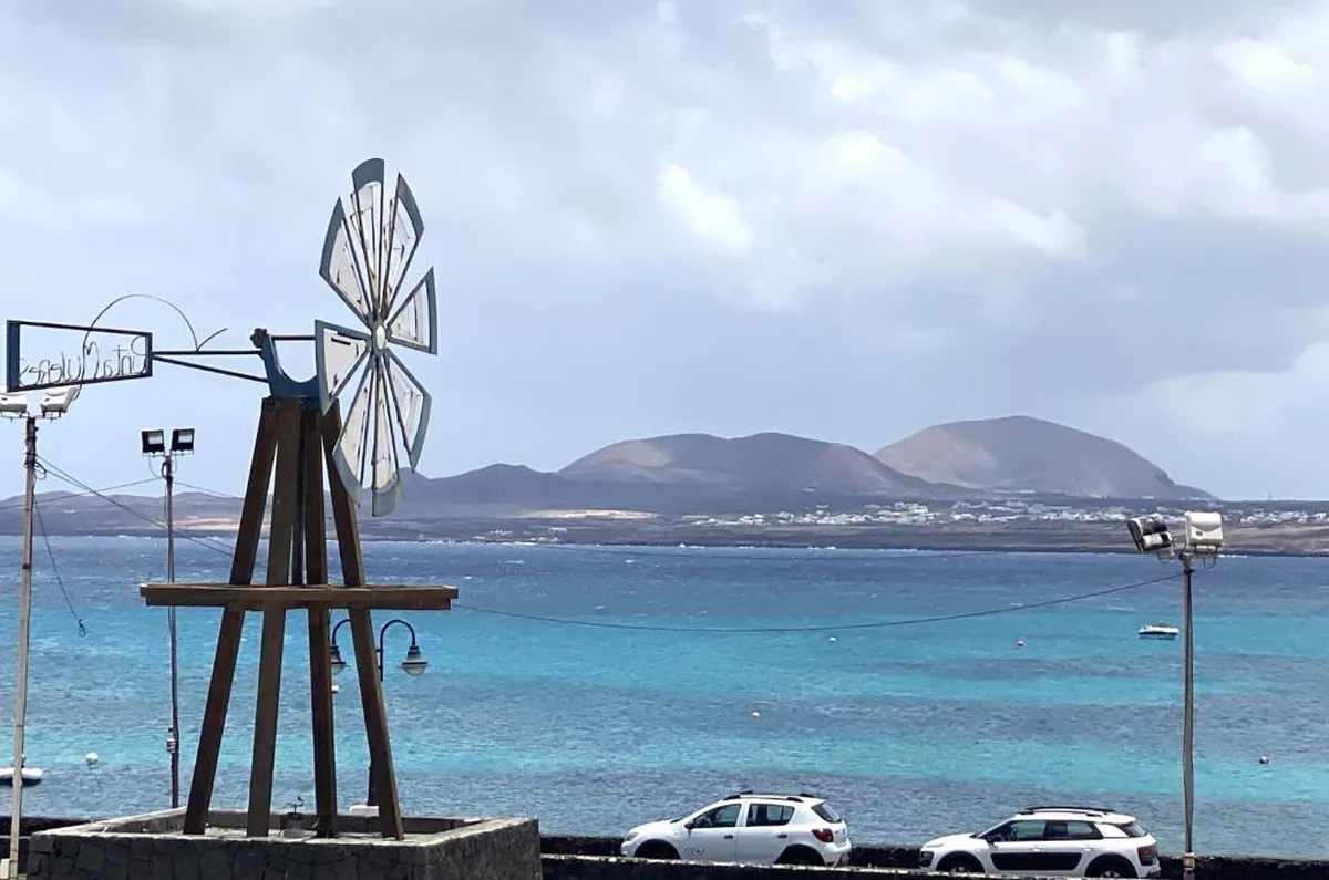 Blanca frente al mar Punta de Mujeres Lanzarote casita de pueblo junto al océano