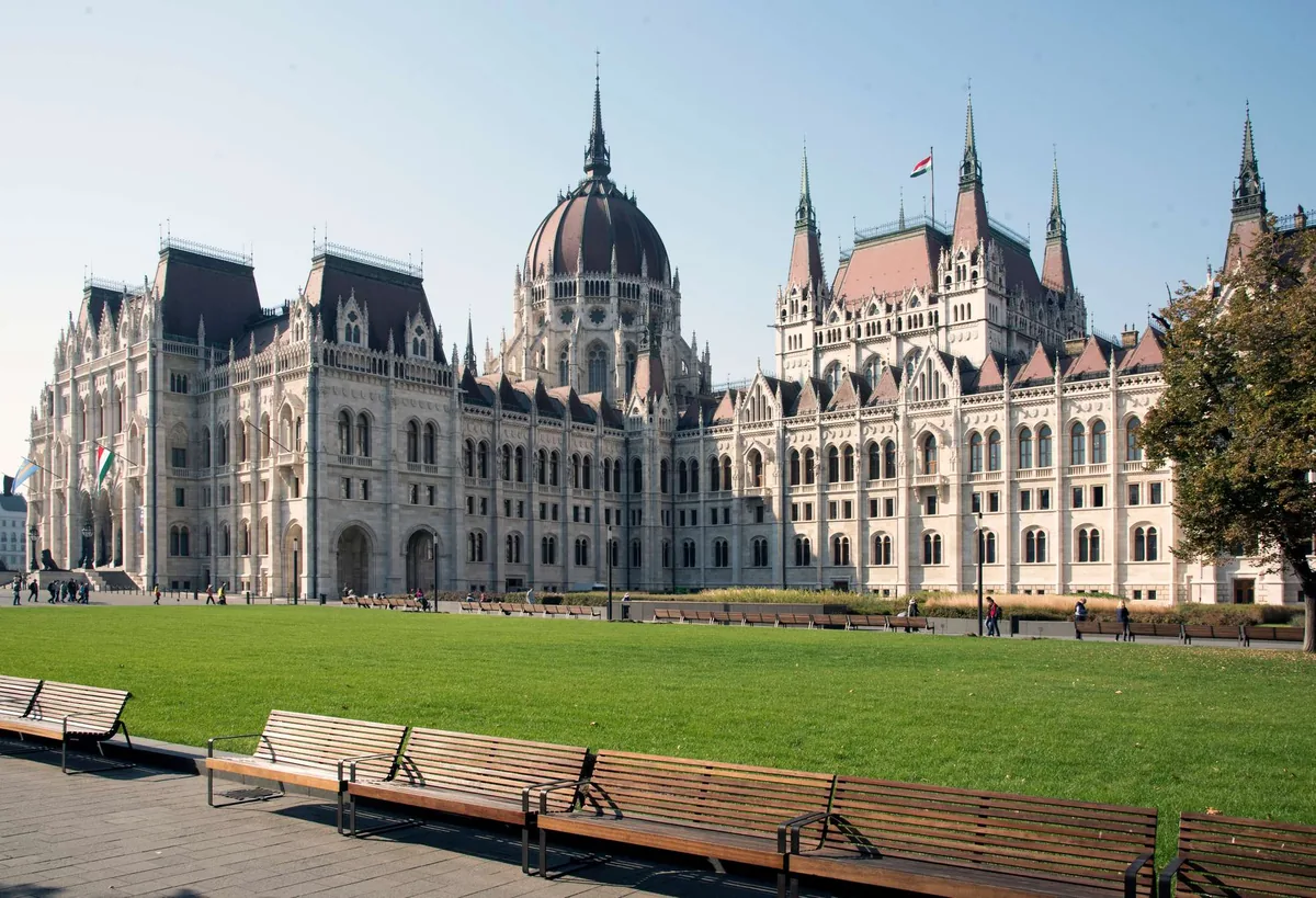 Le Parlement hongrois vu depuis le Danube à Budapest, étape finale de la visite guidée de la ville en bus avec entrée et visite intérieure d'une heure