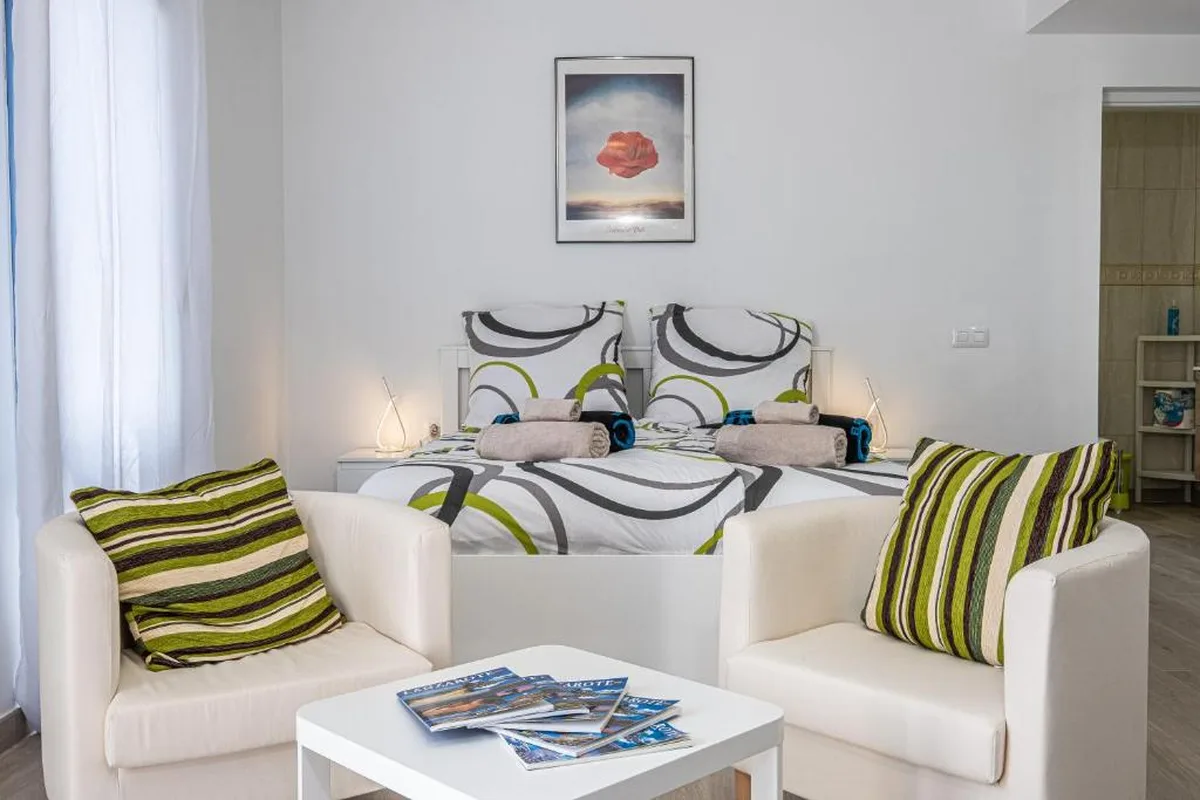 Casita Emma Playa Blanca Lanzarote estudio con terraza resguardada del viento y barbacoa