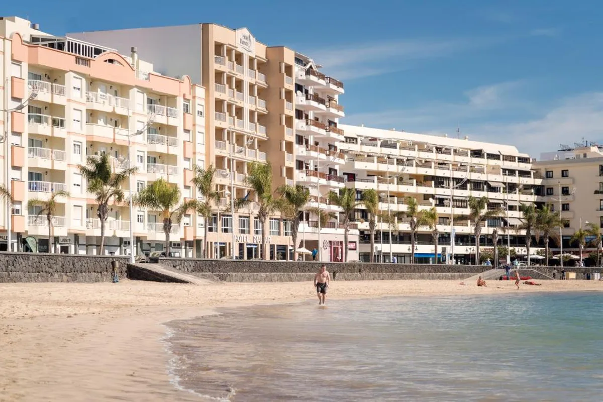 Checkin Diamar Arrecife Lanzarote hotel frente al mar cerca de la estación de autobuses
