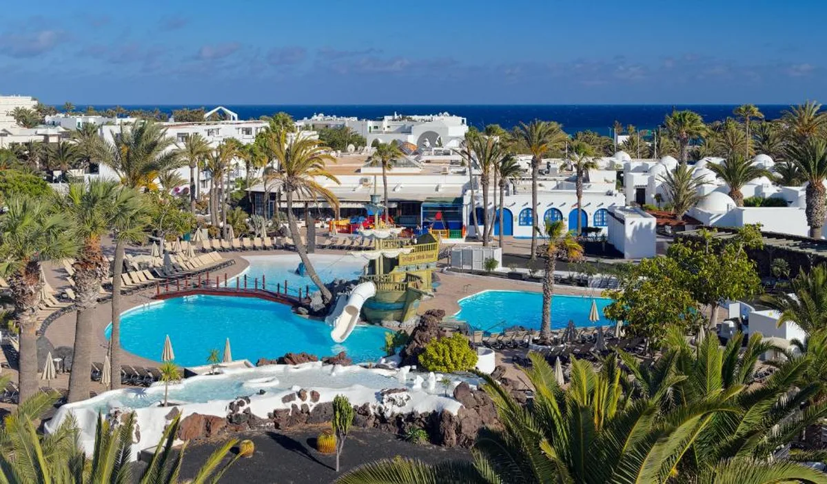 H10 Suites Lanzarote Gardens Costa Teguise Lanzarote hotel club con jardines y piscina