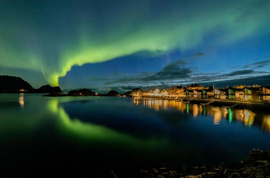Hamn i Senja en Norvège, hôtel isolé au bord de la mer sur l'île de Senja avec bains nordiques extérieurs et vue dégagée sur le ciel pour les aurores boréales