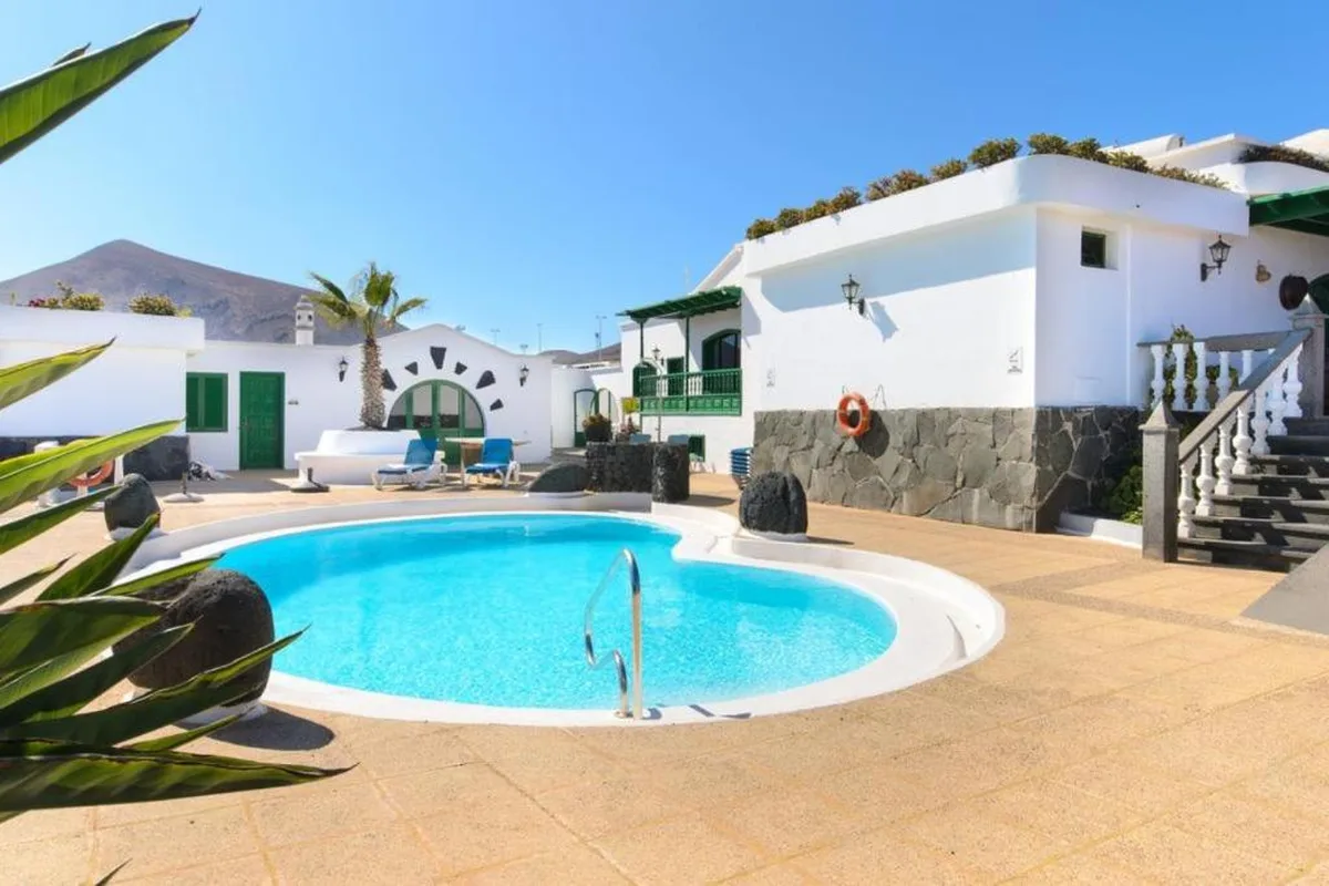 Hotel Finca Rural José Manuel San Bartolomé Lanzarote finca con piscina climatizada en el centro de la isla