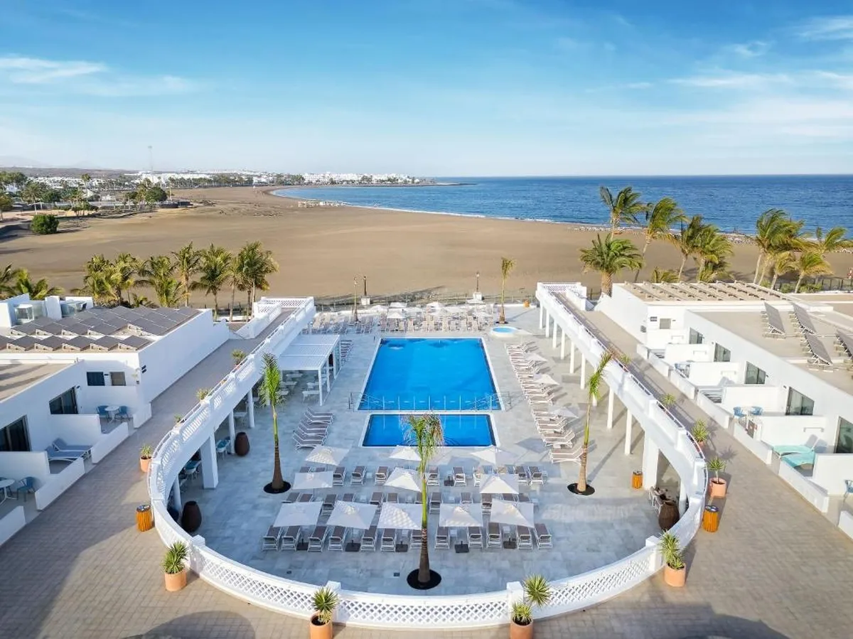 Hotel Las Costas Puerto del Carmen Lanzarote hotel en la playa con habitaciones amplias