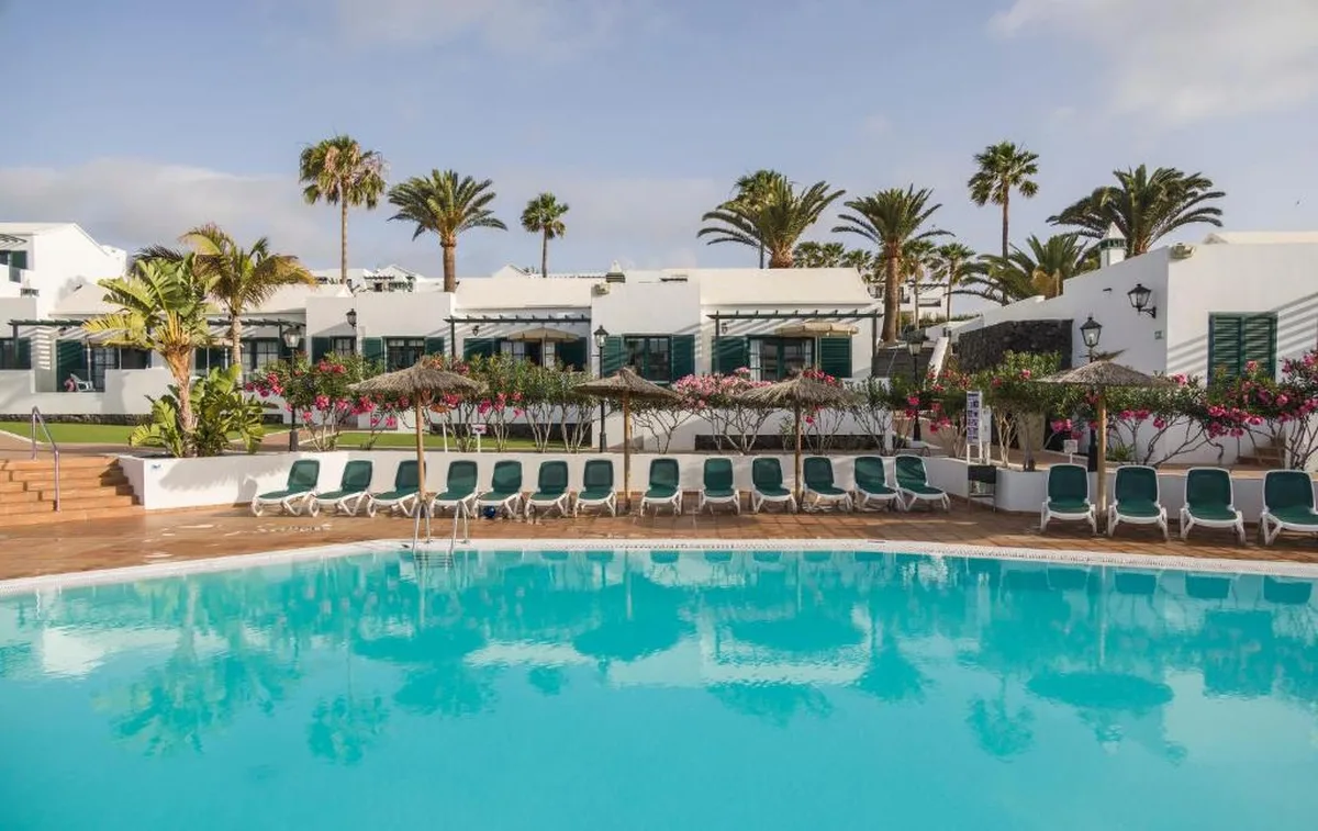 ILUNION Costa Sal Lanzarote Puerto del Carmen aparthotel con piscina y estudios grandes