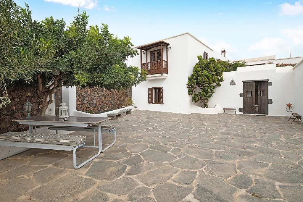 La Escuelita Los Valles Lanzarote antigua escuela convertida en casa rural