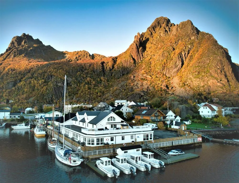 Lofoten Rorbuer Svolvaer Fischerhuetten am Hafen der Lofoten