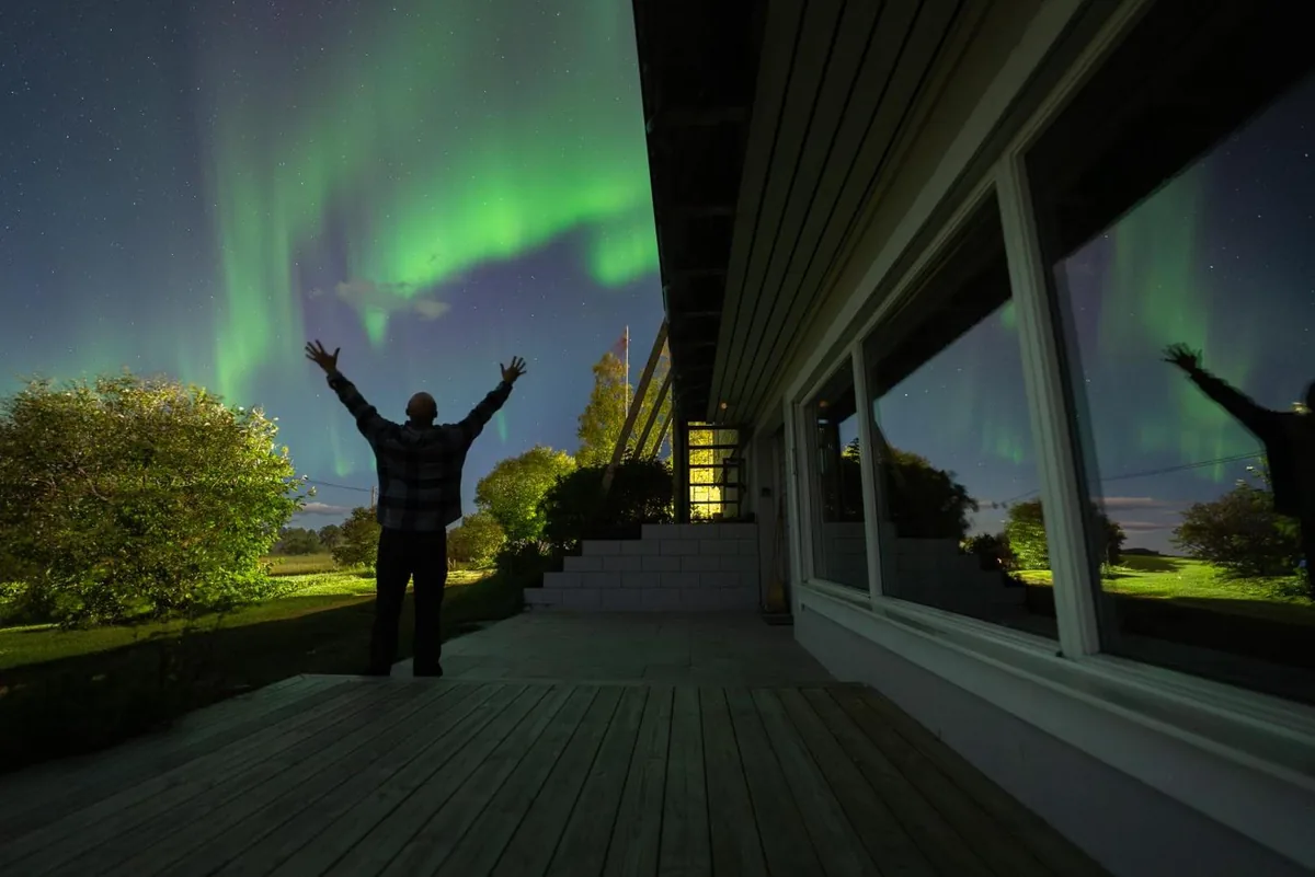 Nordlichter über dem Northern Lights Apartment in Mortenhals im Malangen, eigenständige 70-m²-Wohnung mit Fjordblick, eine Stunde von Tromsø entfernt