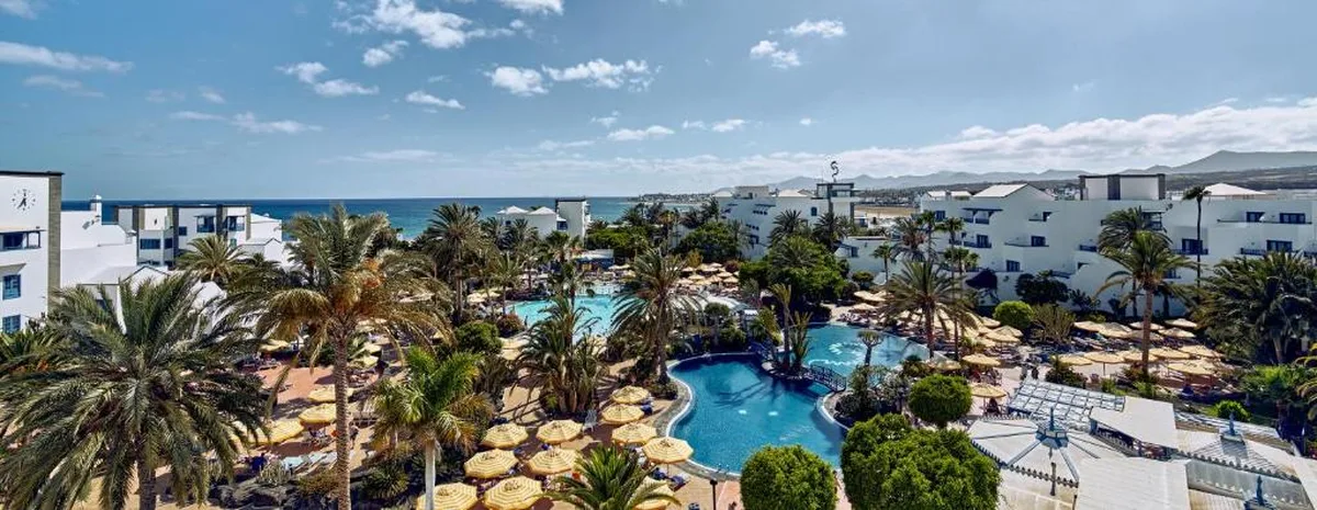 Seaside Los Jameos Puerto del Carmen Lanzarote hotel de cuatro estrellas con piscinas y jardines