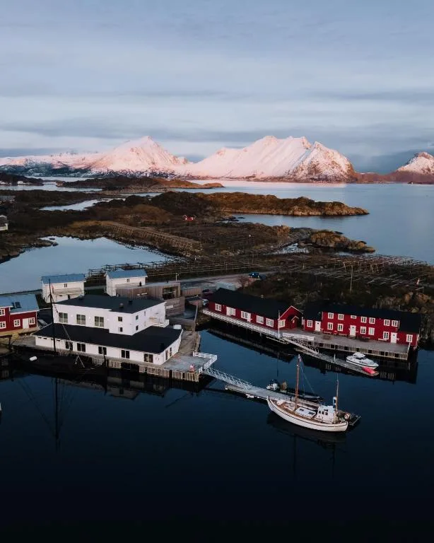 Solsiden Brygge Rorbuer Ballstad Lofoten Fischerhütten direkt am Wasser