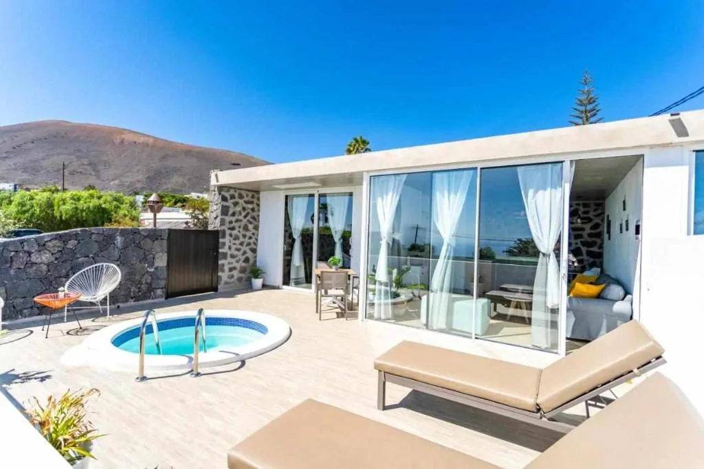 Suites Bene Lanzarote suites con pequeña piscina privada en La Asomada