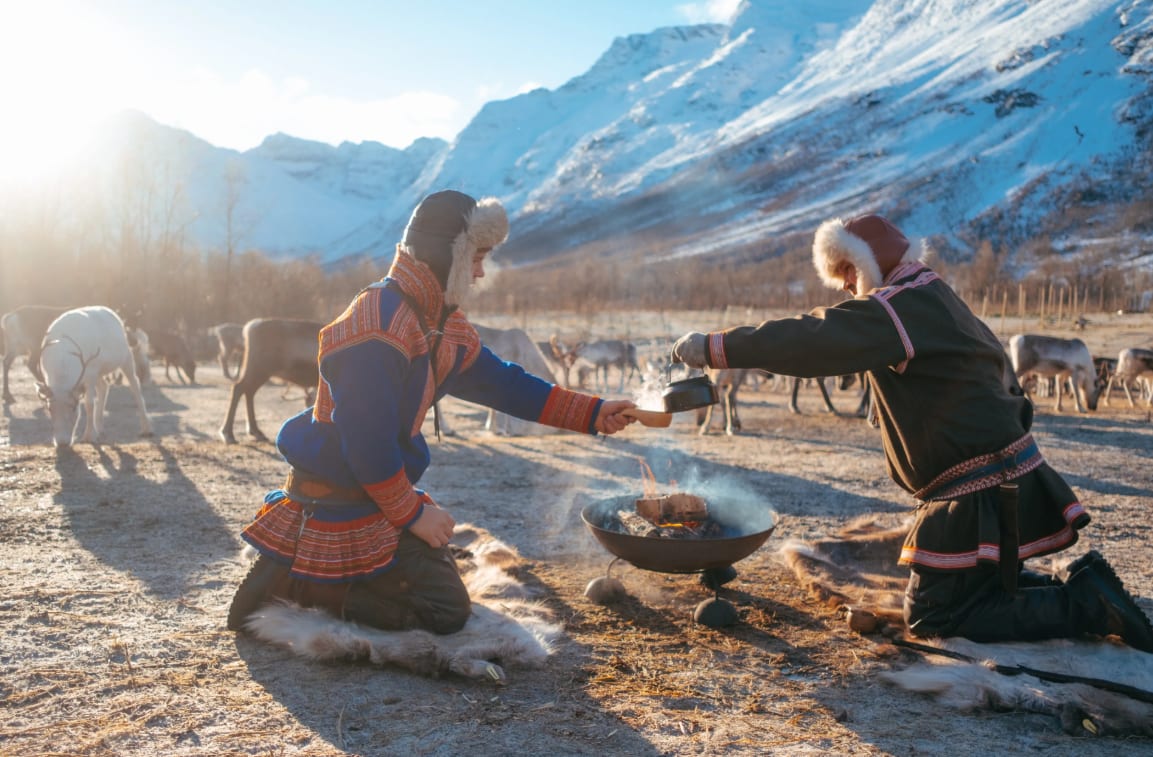 Campamento sami Unit X Reindeer en Lavangsdalen con alimentacion de los renos y lanzamiento de lazo cerca de Tromso Noruega