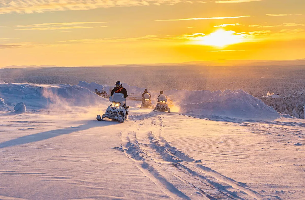 Aventura guiada en moto de nieve en Laponia desde Rovaniemi