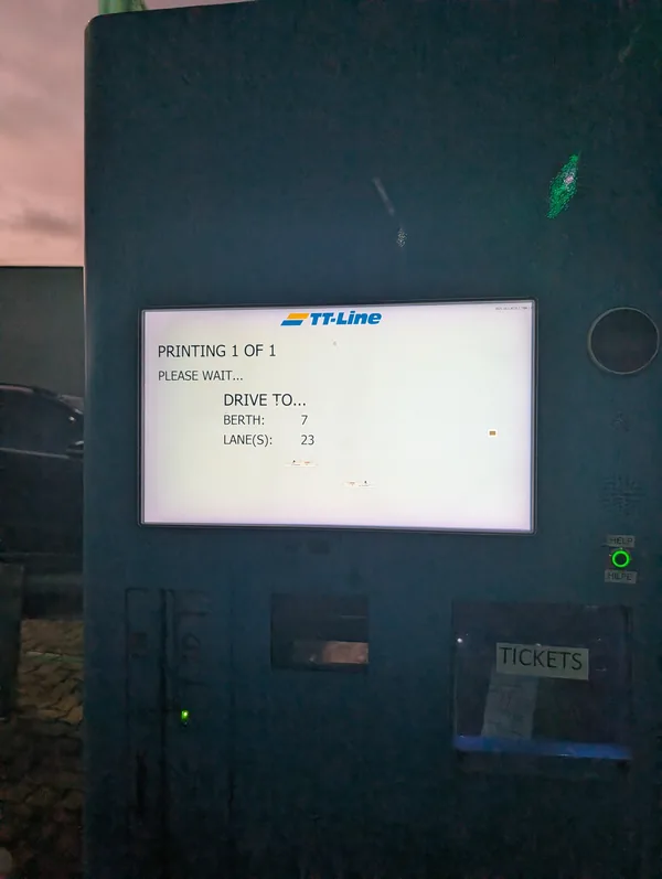 Check-in-Automat von TT-Line, der das Ticket druckt und Anleger und Spur für die Fähre Travemünde–Trelleborg anzeigt