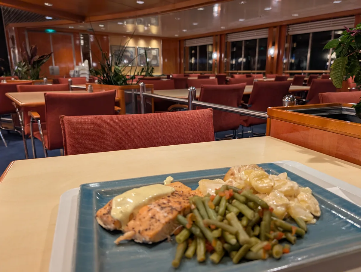 Teller mit Lachs, grünen Bohnen und Nudeln aus der Cafeteria der Tinker Bell, mein Abendessen auf der Überfahrt Travemünde–Trelleborg