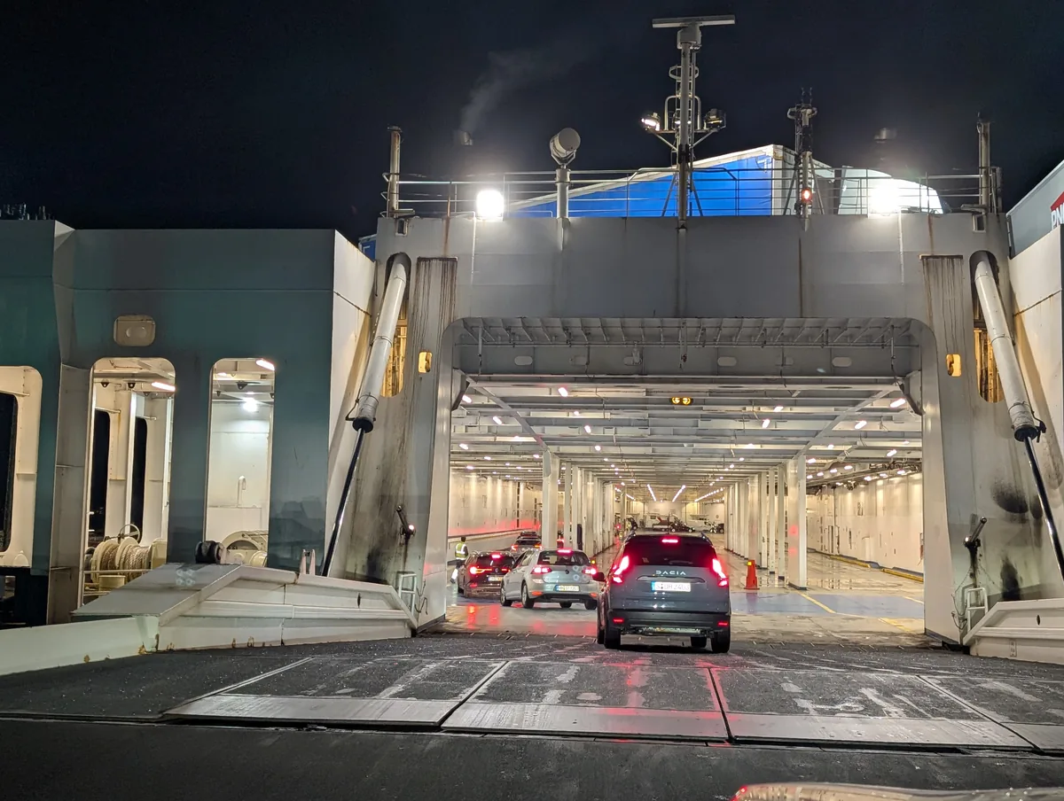 Autos fahren durch das Heck ins Autodeck der TT-Line-Fähre im Hafen Travemünde, vor der Nachtüberfahrt nach Schweden