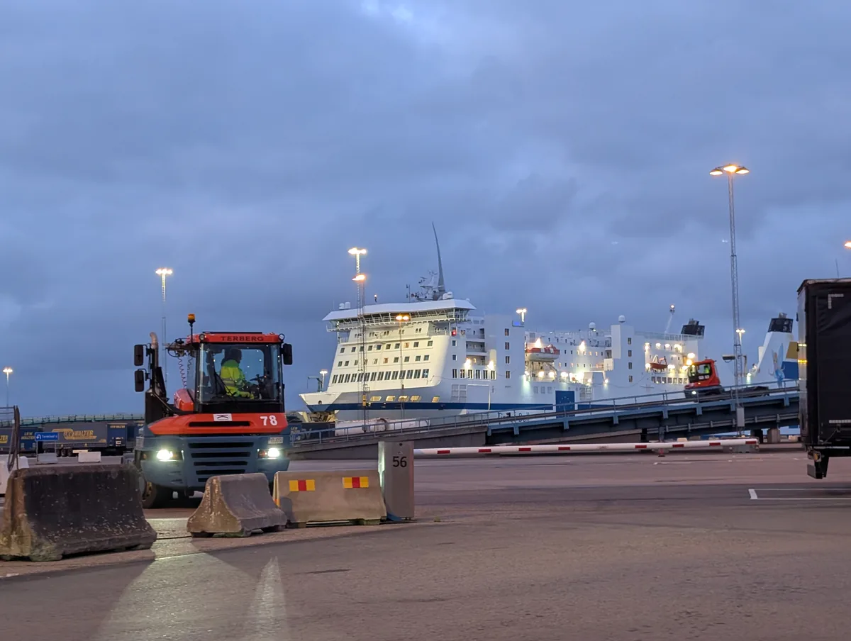 Hafenschlepper und Fähre am Kai im Hafen Trelleborg am frühen Morgen, beim Verlassen des Terminals nach der Überfahrt aus Deutschland