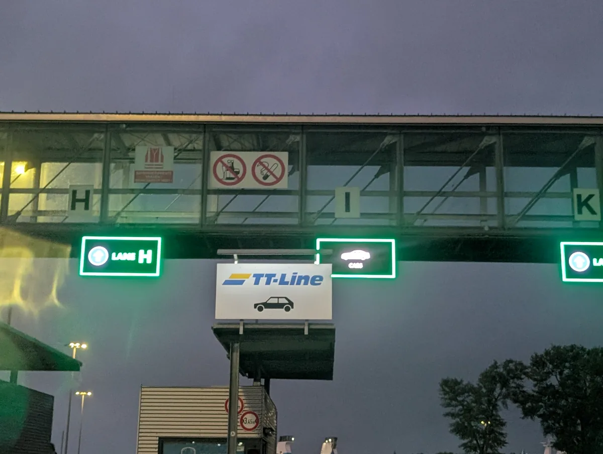 Nummerierte Wartespuren für Autos von TT-Line im Hafen Travemünde vor der Nachtfähre nach Trelleborg in Schweden