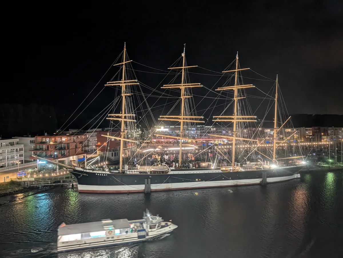 Die beleuchtete Viermastbark Passat am Priwall in Travemünde, nachts von der TT-Line-Fähre beim Auslaufen nach Trelleborg gesehen