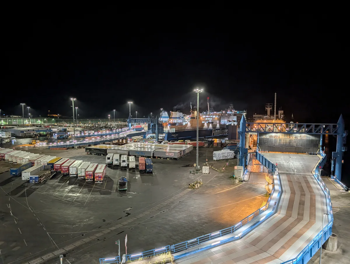 Nachtblick auf den Hafen Travemünde und die beleuchtete Gangway vom Deck der TT-Line-Fähre, vor der Abfahrt nach Trelleborg