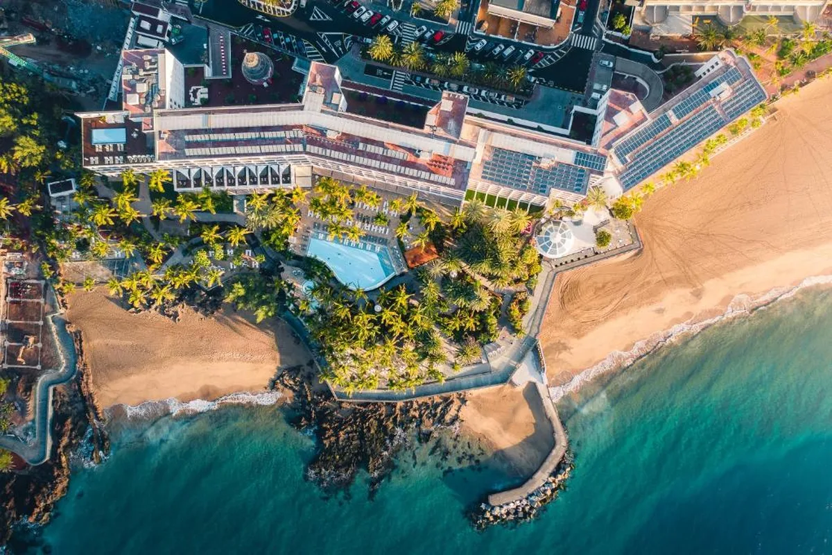 Hotel Fariones en Puerto del Carmen, Lanzarote: hotel frente al mar con piscinas infinitas, jardines tropicales y acceso directo a una cala privada