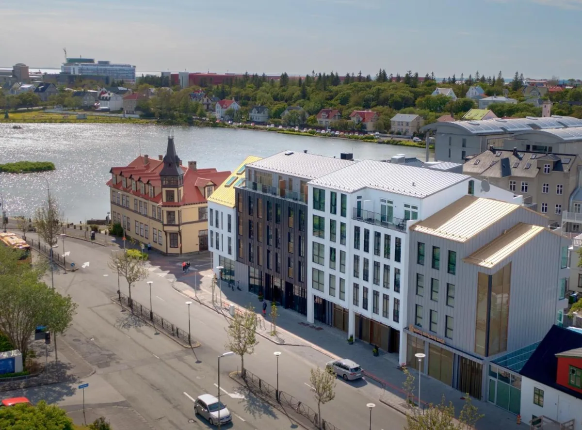 Fachada del Hotel Reykjavík Saga a orillas del lago Tjörnin, en pleno centro de Reykjavik