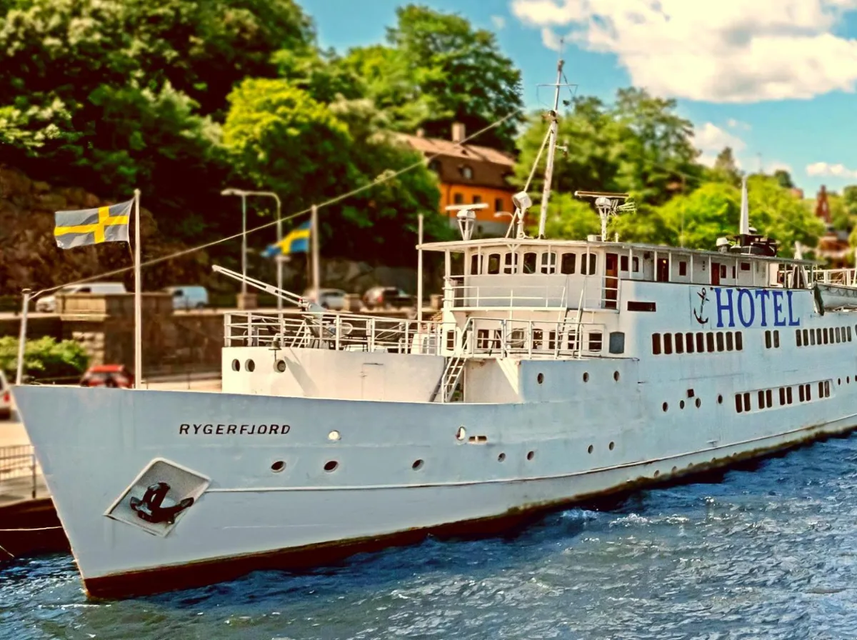 Das zum Hotel umgebaute Schiff Rygerfjord am Kai Söder Mälarstrand in Södermalm, Stockholm