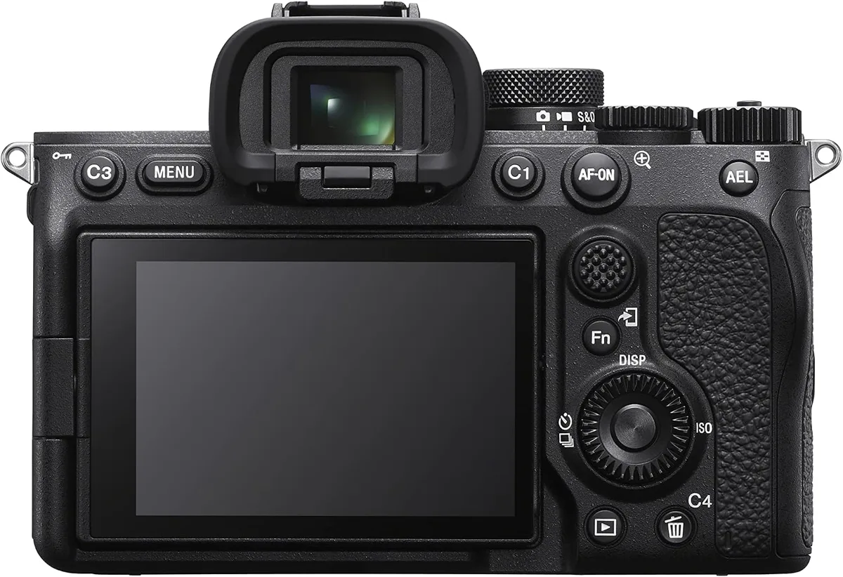Cuerpo de cámara sin espejo de formato completo Sony Alpha 7 IV visto por detrás, con pantalla orientable, visor electrónico y diales de ajuste