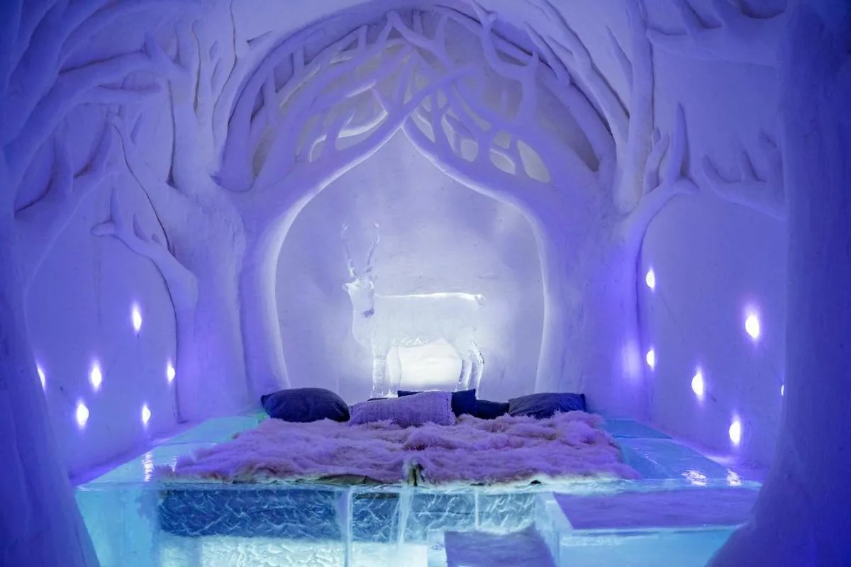 Sorrisniva Igloo Hotel Alta Norwegen Eiszimmer mit Rentierfell auf der Matratze und Eisskulpturen