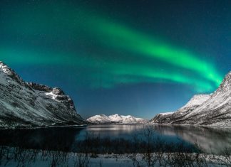Où partir en hiver ? 10 destinations idéales sur tous les continents Aurores boréales à Tromso sur l'ile de kvaloya Grotfjord