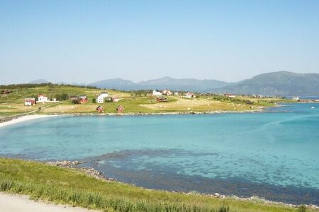 agua turquesa de las islas Lofoten en Noruega en verano