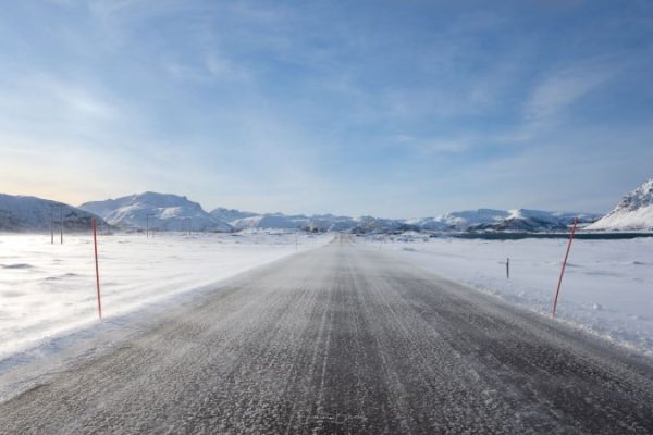 Carretera en las Islas Lofoten (Noruega) en invierno